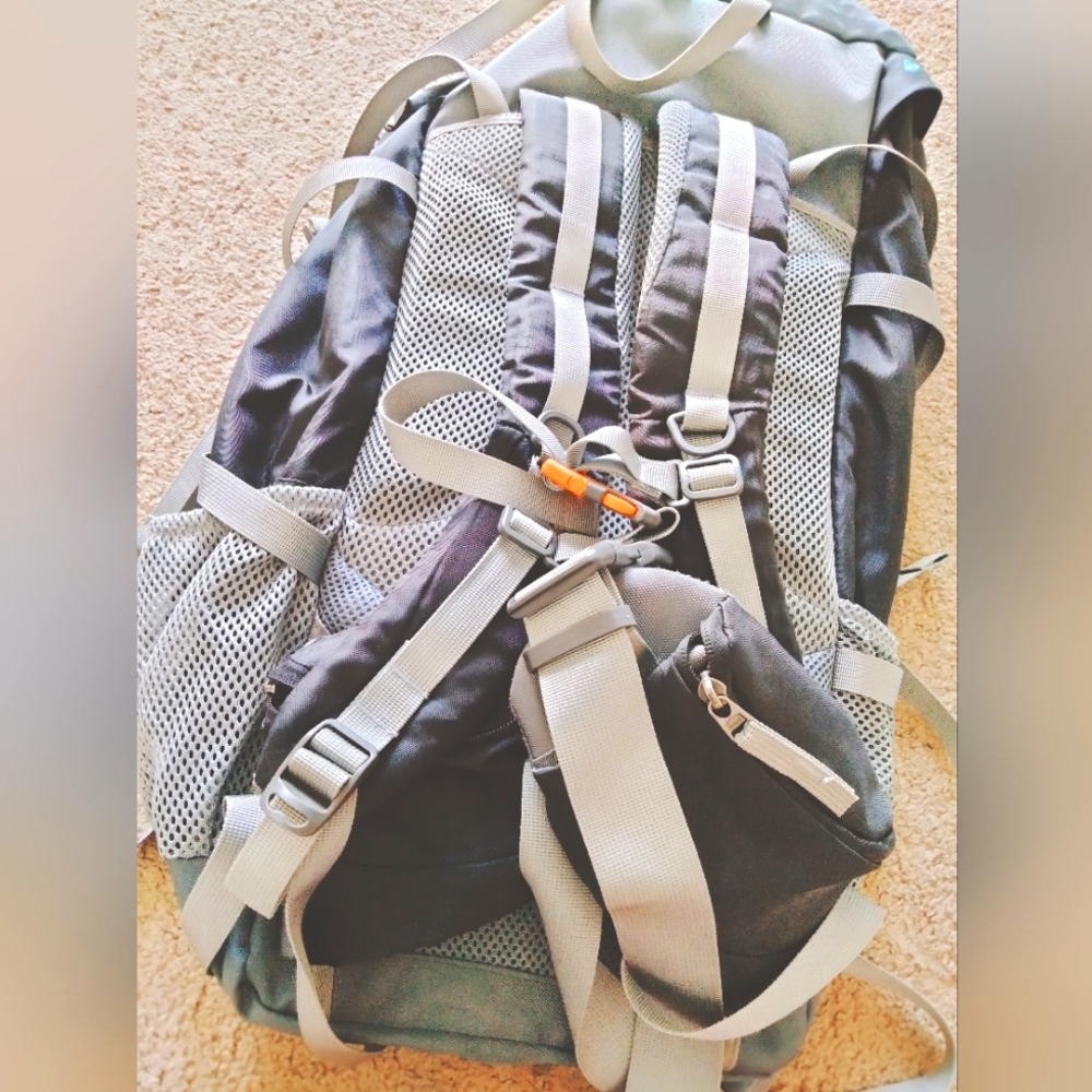 Never used brand new without tag, backpack for traveling or hiking.